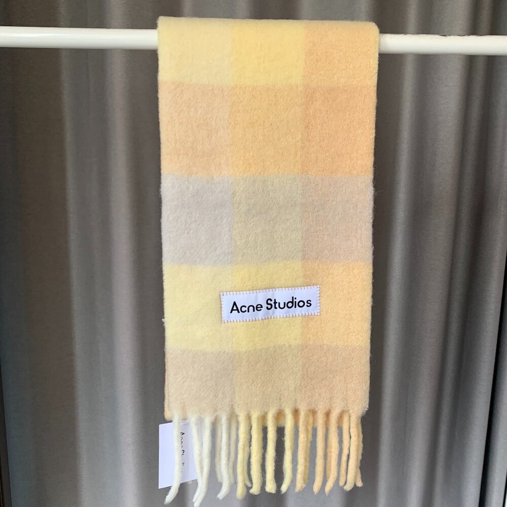 Acne Studios Soft Fluffy Pastel Scarf Cozy IT-Girl Winter Vibes